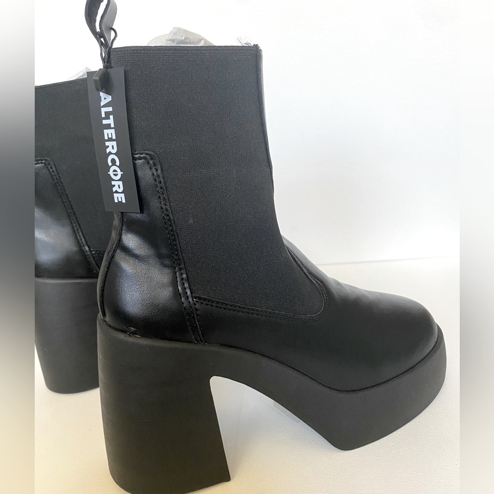 NWT Dolls Kill Women’s ankle Boots/block heel/ wedge boot/Size 8/FAST DELIVERY